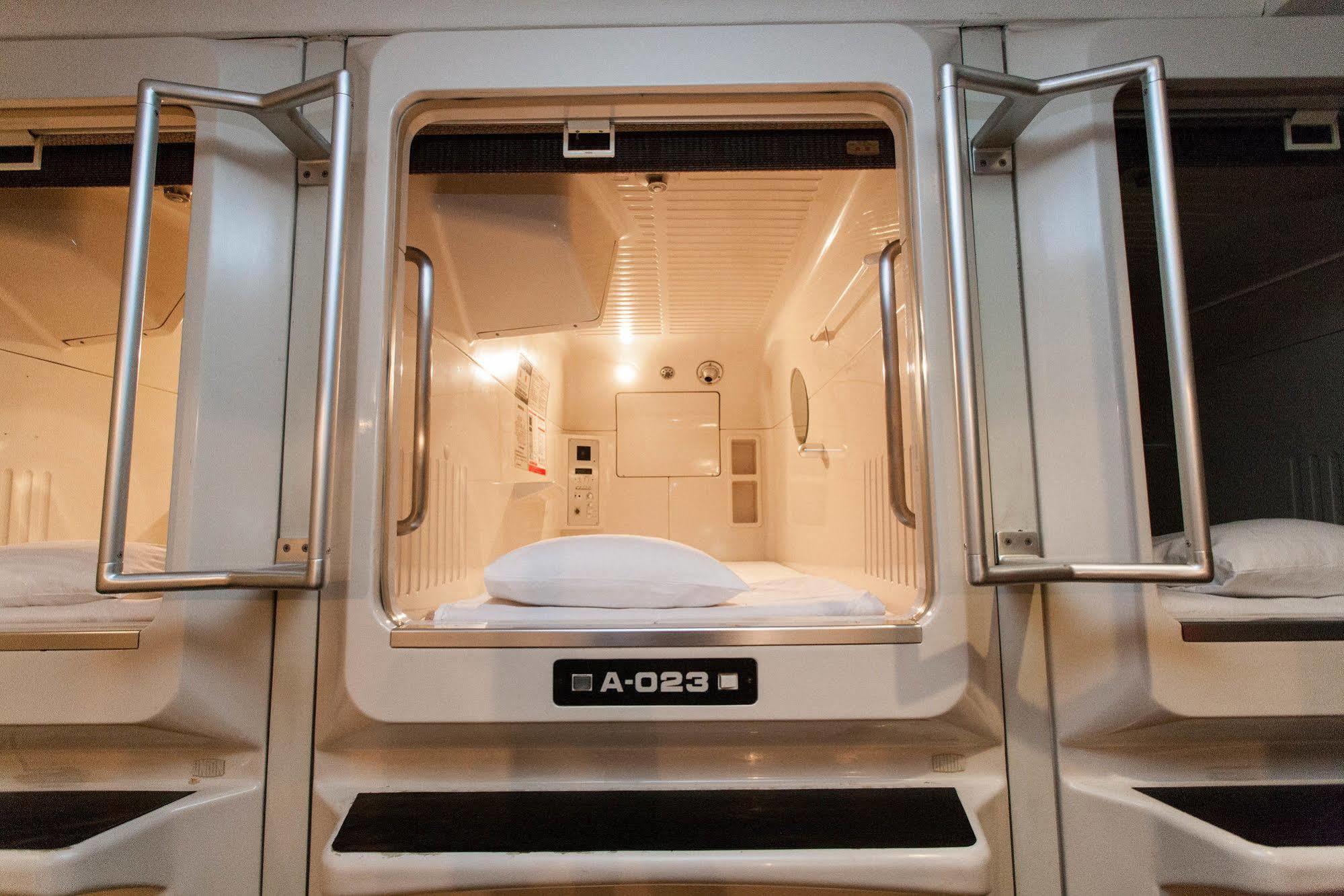 Capsule Hotel Asahi Plaza Shinsaibashi Osaka Exterior photo